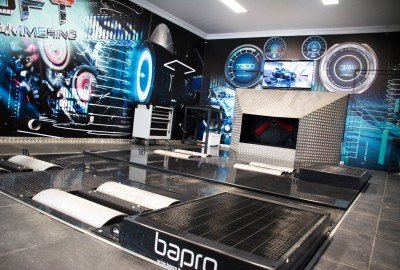 De Bapro rollenbank in de werkplaats van ECU-Soft, met de rollen in de vloer